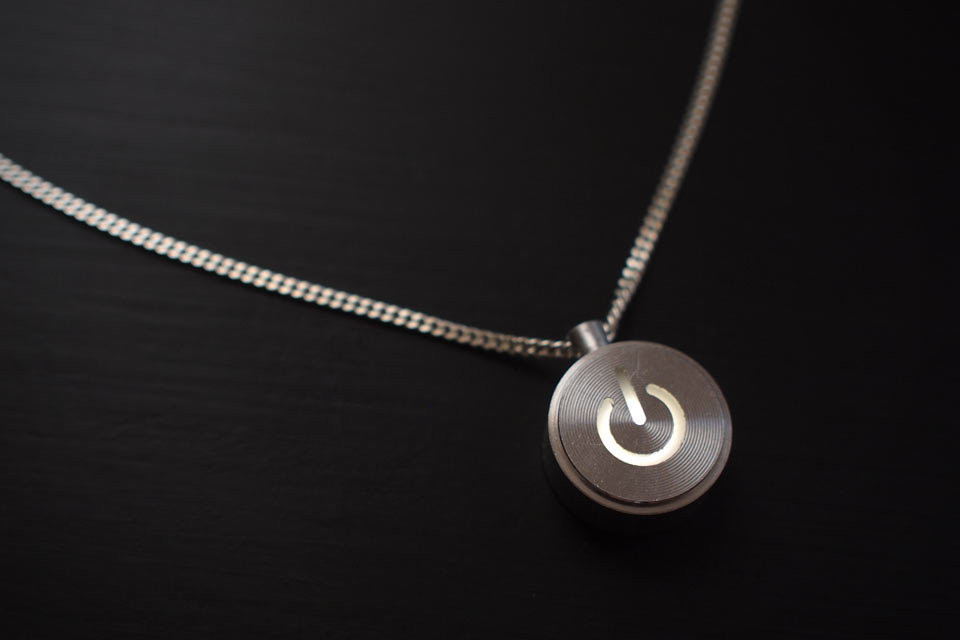 Мерцающий кулон iNecklace для маководов