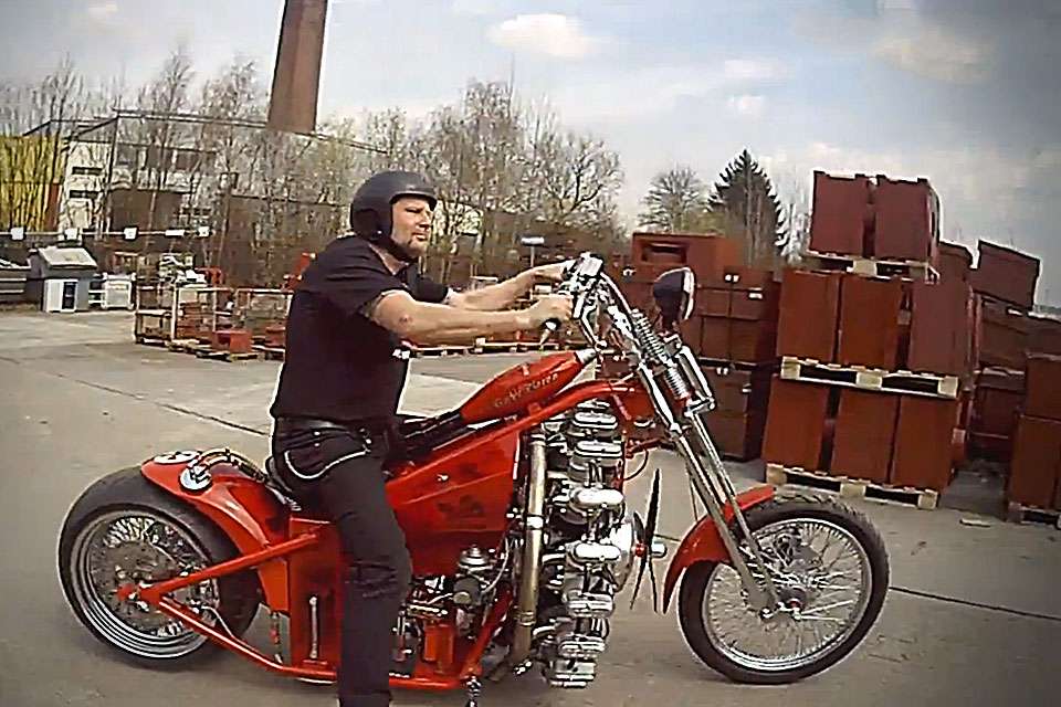 Мотоцикл с авиационным двигателем Red Baron