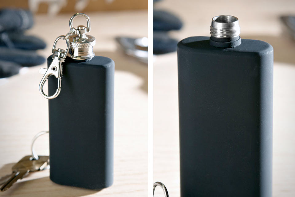 Фляжка-брелок Blackout Keychain Flask на всякий случай