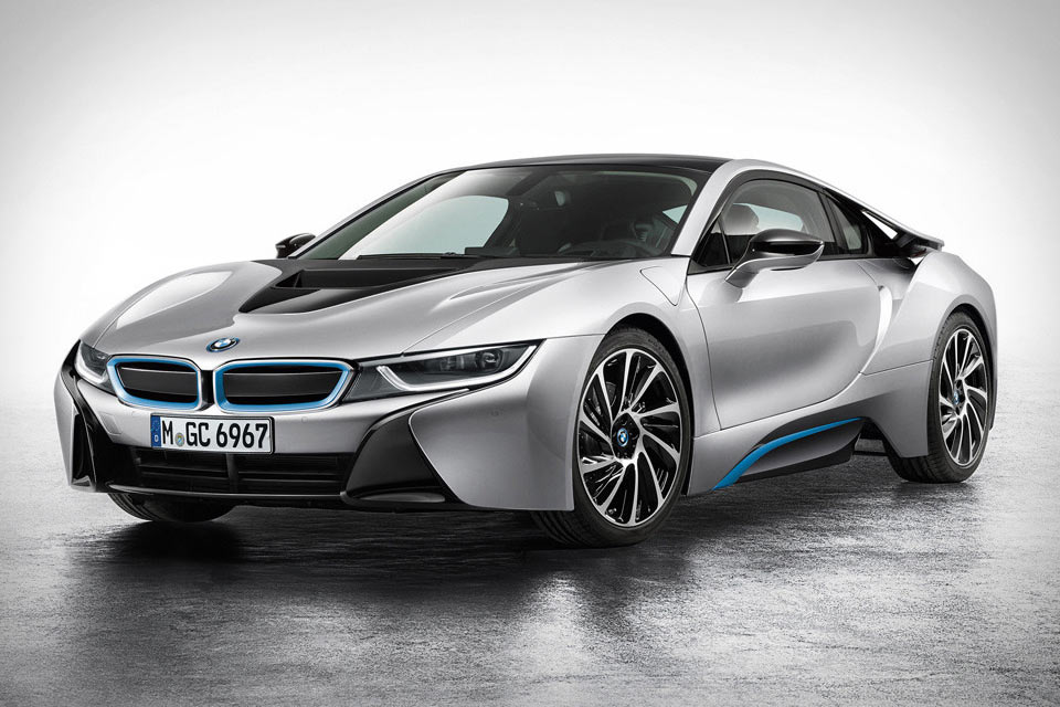 Мощный гибридный автомобиль BMW i8