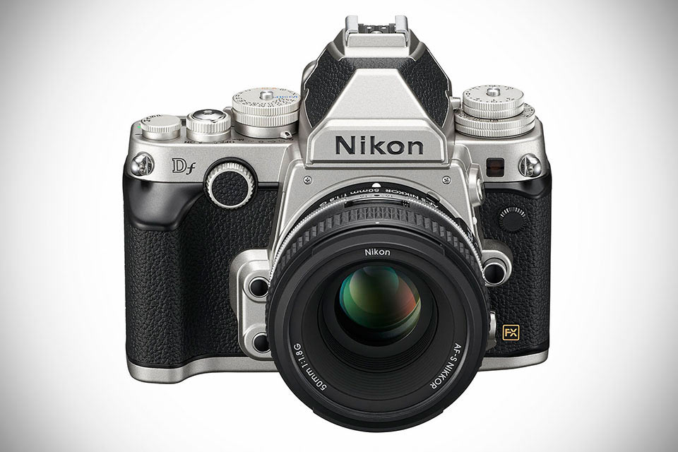 Полнокадровая камера Nikon Df с пентапризмой и тру ретродизайном