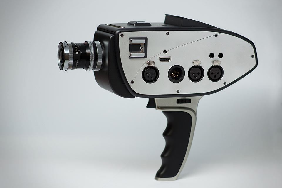 Профессиональная кинокамера Bolex D16 в стиле ретро