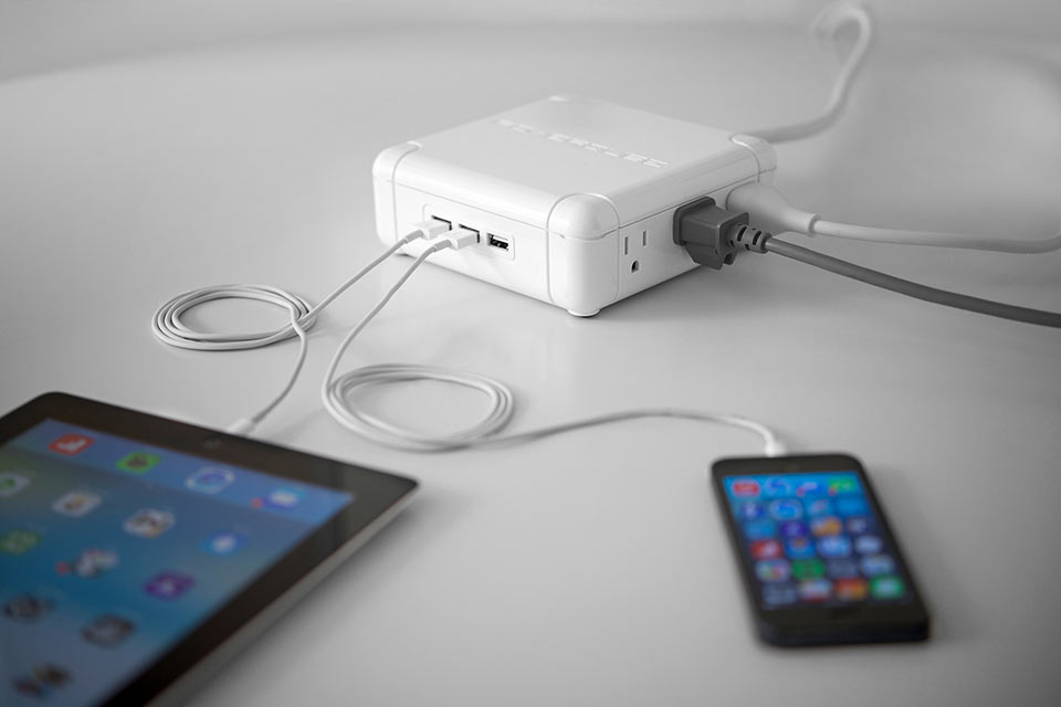 Электроудлинитель Powerqube с необычной формой и USB-портами