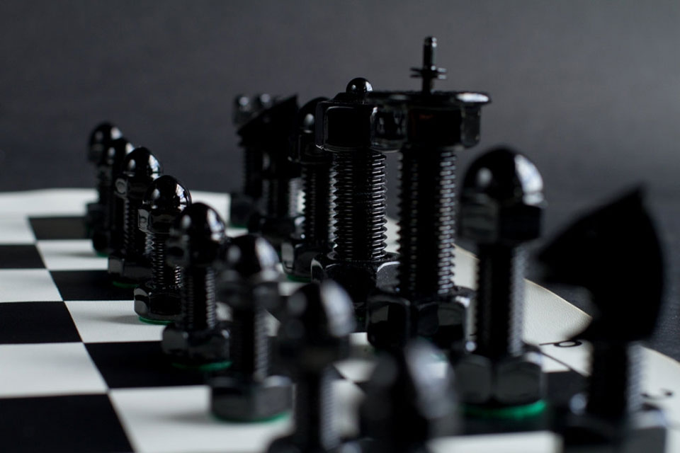 Шахматы Tool Chess Set в формате ящичка с инструментами