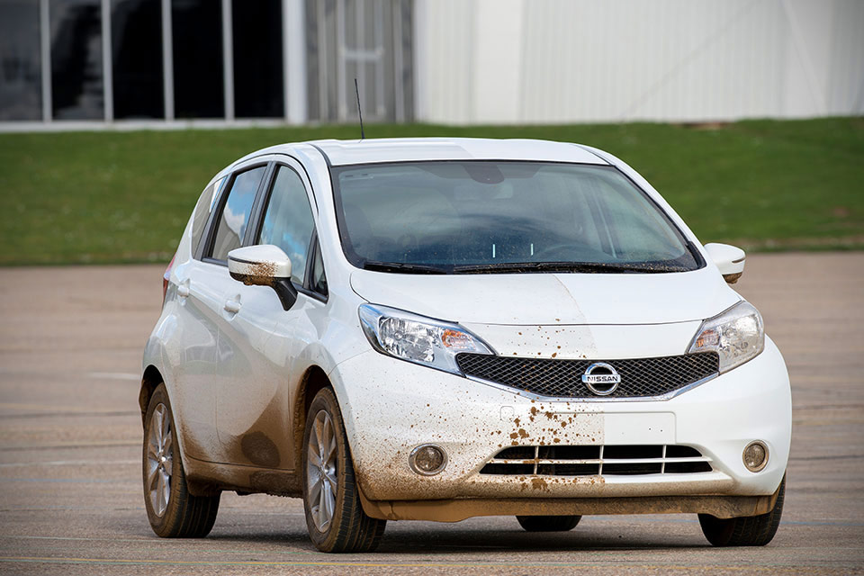 Самочистящаяся автомобильная краска Nissan Ultra-Ever Dry