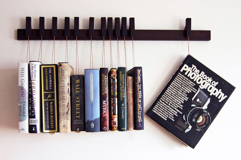 Полка Hanging Book Rack, на которой книги висят