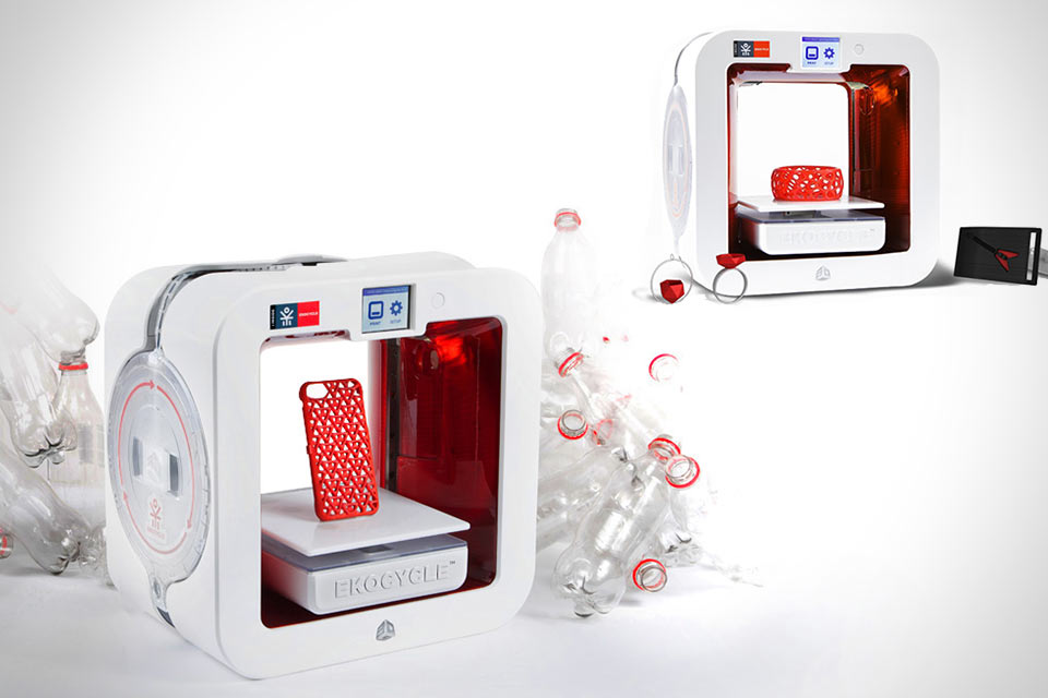 3D-принтер EKOCYCLE Cube, работающий на PET-бутылках