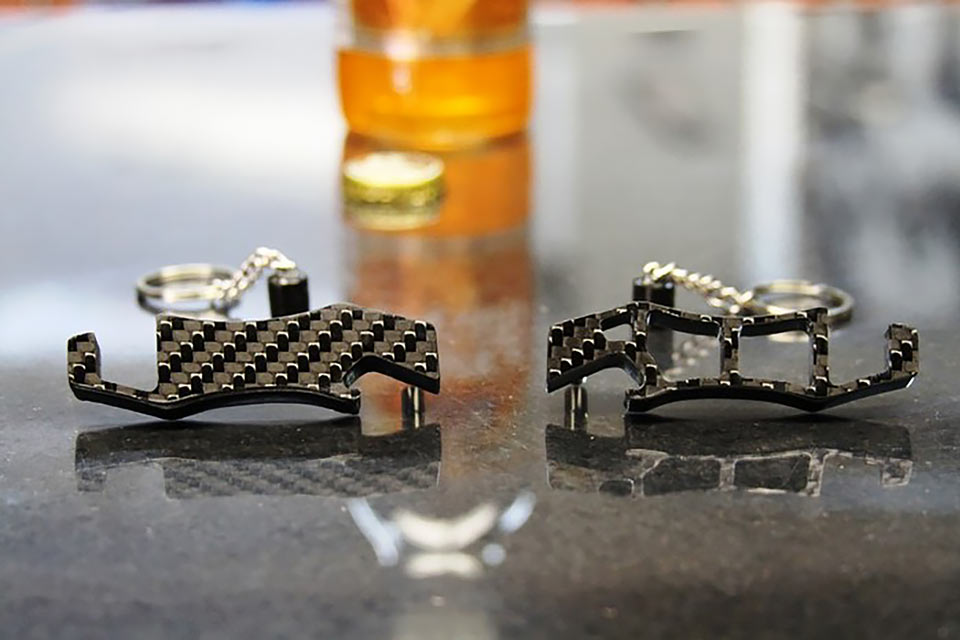 Открывашка/подставка для смартфонов Carbon Fiber Oddities из карбона