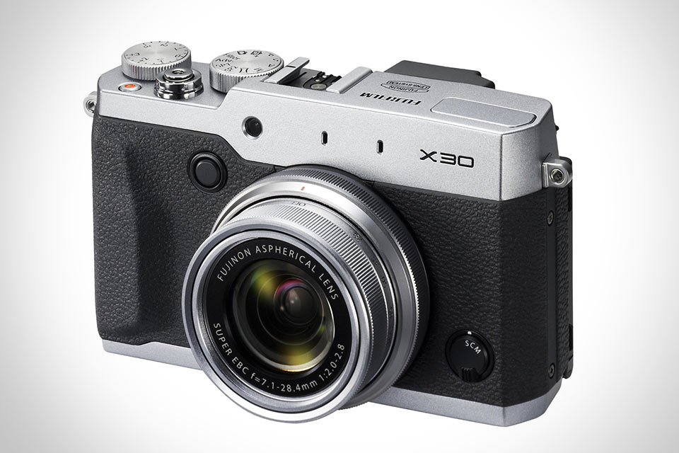 Компактный фотоаппарат Fujifilm X30 с быстрым видоискателем и хорошей оптикой